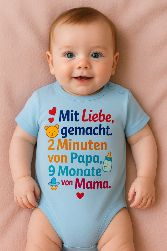 Babybody „Mit Liebe, gemacht. 2 Minuten von Papa, 9 Monate von Mama.” – Süßer Strampler aus 100% Baumwolle