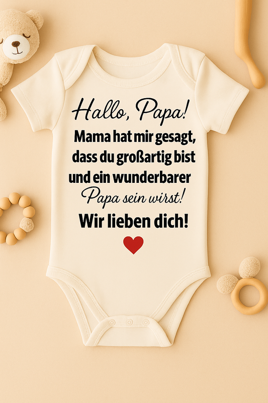 Babybody „Hallo, Papa! Mama hat mir gesagt, dass du großartig bist und ein wunderbarer Papa sein wirst! Wir lieben dich!” – Süßer Strampler aus 100% Baumwolle
