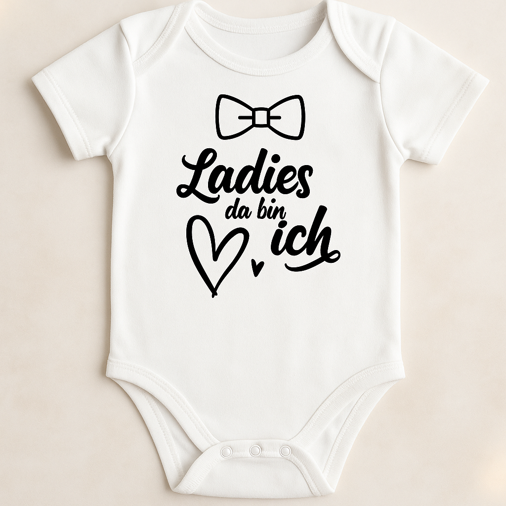 Babybody „Ladies, da bin ich“ – Lustiger Strampler für Jungs aus 100% Baumwolle