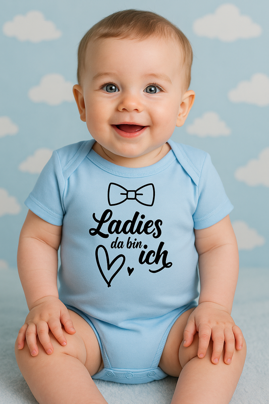 Babybody „Ladies, da bin ich“ – Lustiger Strampler für Jungs aus 100% Baumwolle