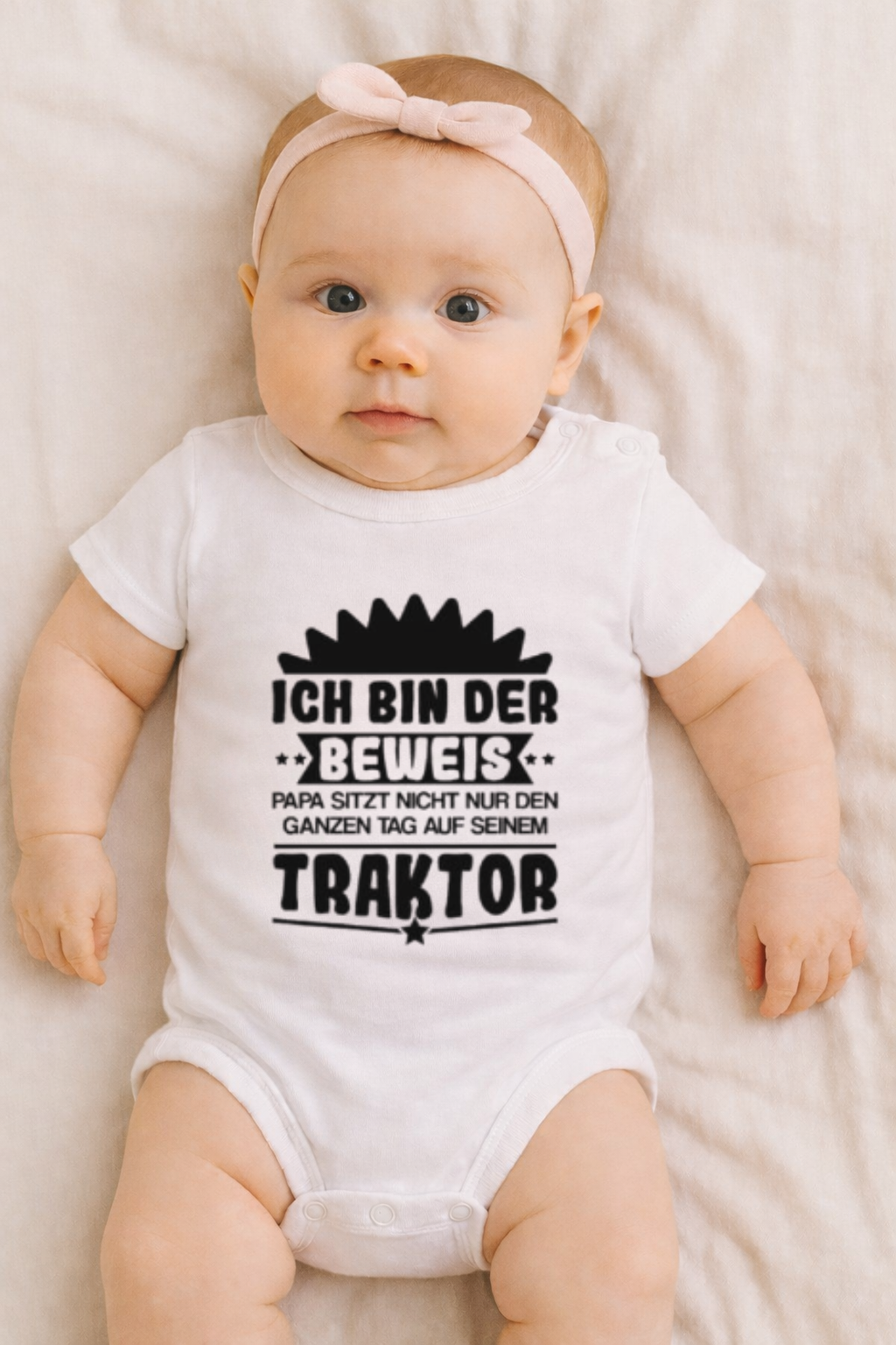 Babybody „Ich bin der Beweis – Papa sitzt nicht nur den ganzen Tag auf seinem Traktor” aus 100 % Baumwolle