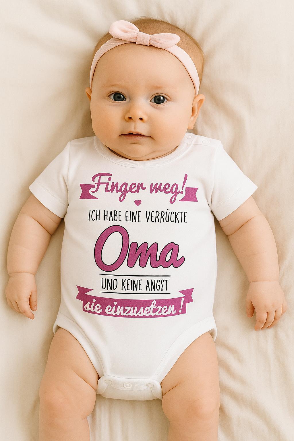 Babybody „Verrückte Oma“ | Finger weg! Lustiger Spruch | Geschenk für Oma & Baby | Süßer Strampler | 100% Baumwolle