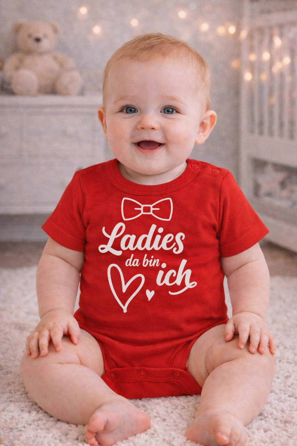 Babybody „Ladies, da bin ich“ – Lustiger Strampler für Jungs aus 100% Baumwolle
