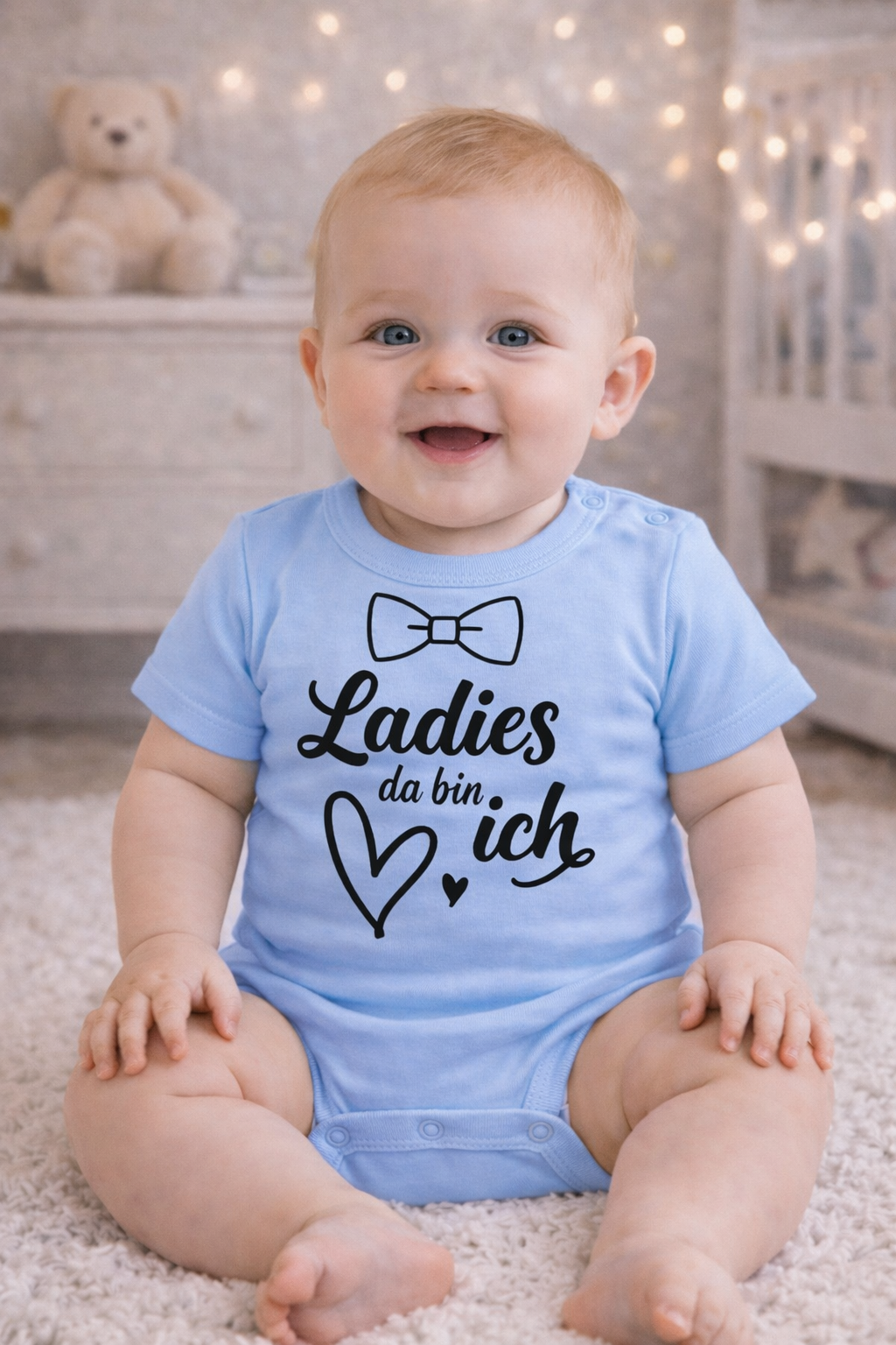 Babybody „Ladies, da bin ich“ – Lustiger Strampler für Jungs aus 100% Baumwolle