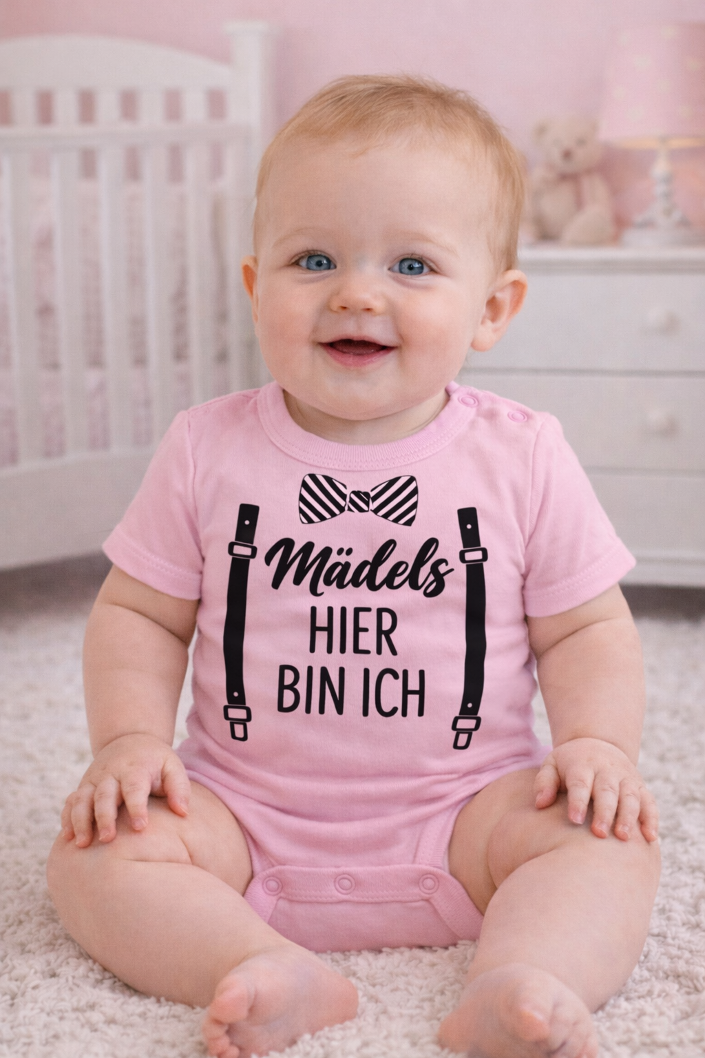 Babybody „Mädels, hier bin ich“ – Lustiger Strampler für Jungen aus 100% Baumwolle