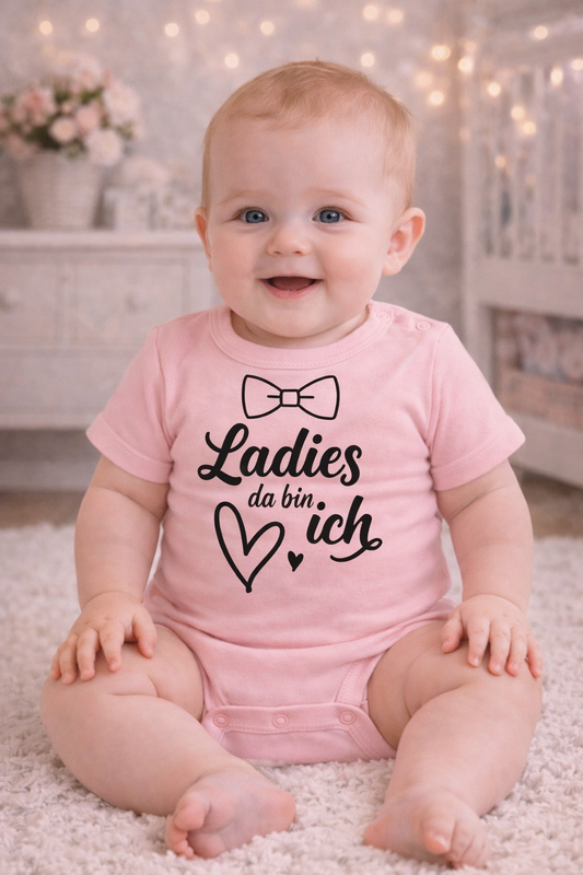 Babybody „Ladies, da bin ich“ – Lustiger Strampler für Jungs aus 100% Baumwolle