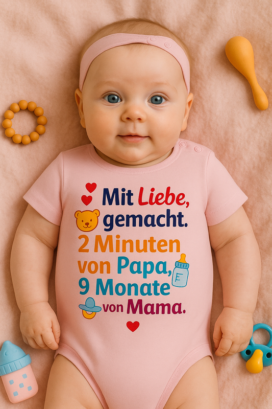 Babybody „Mit Liebe, gemacht. 2 Minuten von Papa, 9 Monate von Mama.” – Süßer Strampler aus 100% Baumwolle