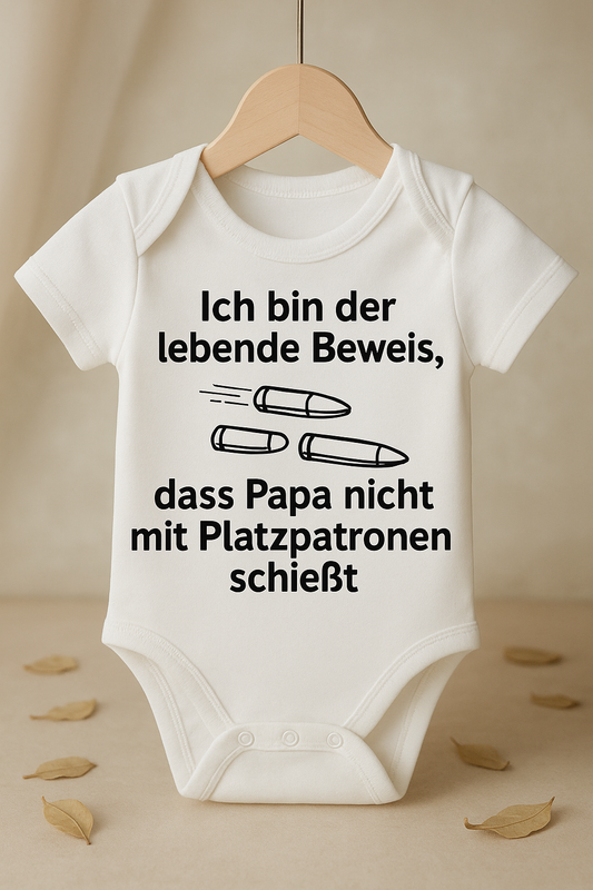 Babybody „Ich bin der lebende Beweis, dass Papa nicht mit Platzpatronen schießt” – Süßer Strampler aus 100% Baumwolle