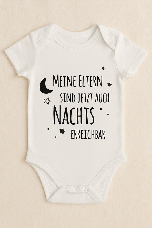 Babybody  “MEINE ELTERN SIND JETZT AUCH NACHTS ERREICHBAR“ – Lustiger Babybody aus 100 % Baumwolle