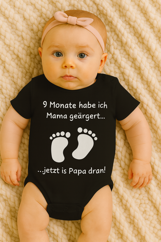 Babybody „9 Monate habe ich Mama geärgert… jetzt ist Papa dran!” – Süßer Strampler aus 100% Baumwolle