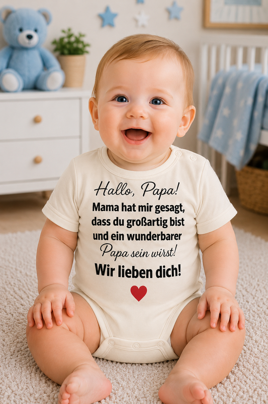 Babybody „Hallo, Papa! Mama hat mir gesagt, dass du großartig bist und ein wunderbarer Papa sein wirst! Wir lieben dich!” – Süßer Strampler aus 100% Baumwolle