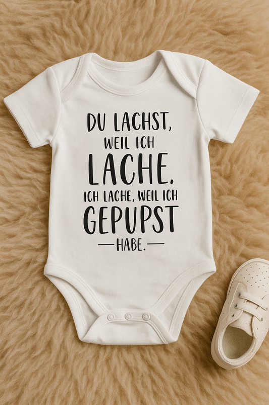 Babybody  “DU LACHST, WEIL ICH LACHE. ICH LACHE, WEIL ICH GEPUPST - HABE.“ – Lustiger Babybody aus 100 % Baumwolle