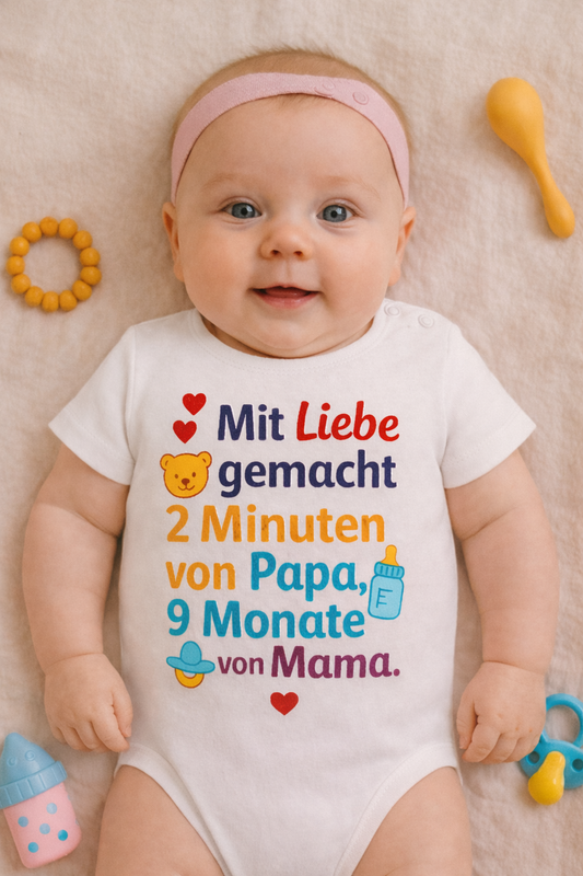 Babybody „Mit Liebe, gemacht. 2 Minuten von Papa, 9 Monate von Mama.” – Süßer Strampler aus 100% Baumwolle