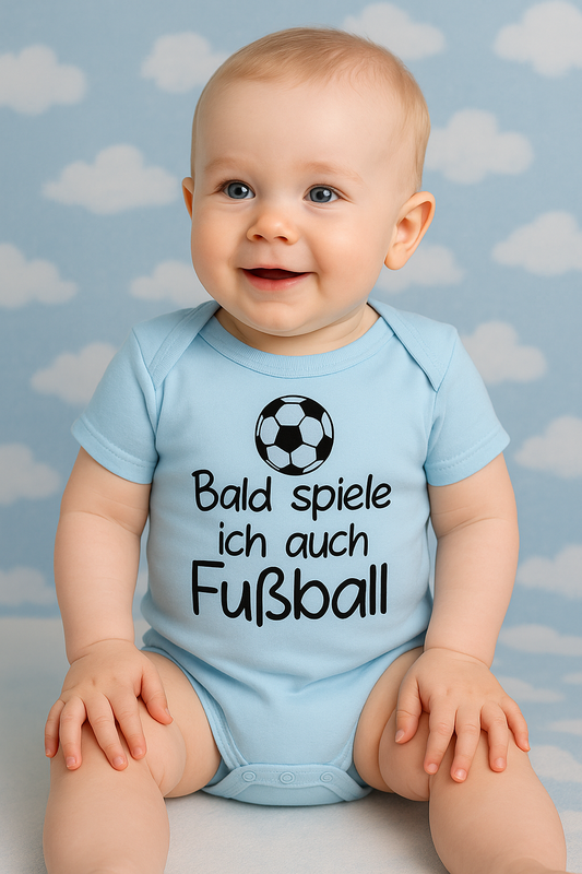 Babybody „Bald spiele ich auch Fußball“ – Lustiger Strampler für kleine Fußballfans aus 100% Baumwolle