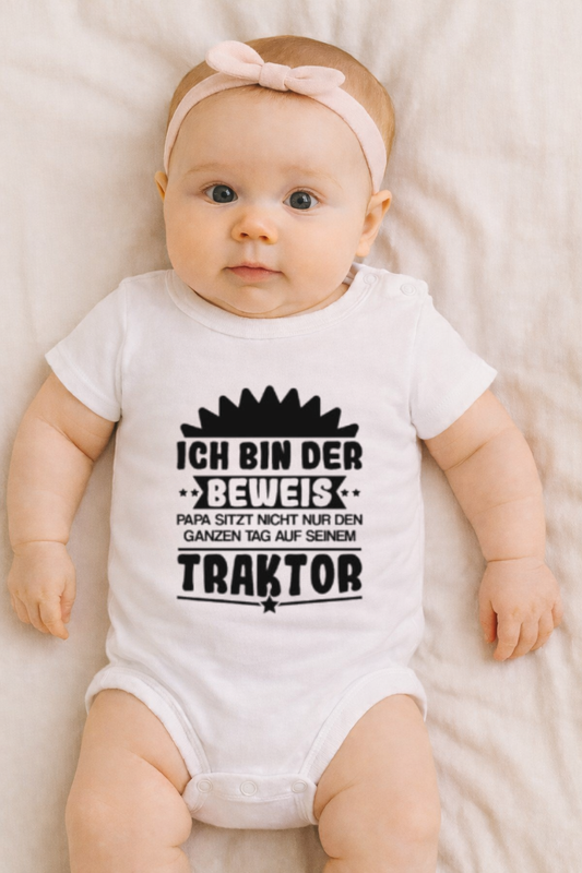 Babybody „Ich bin der Beweis – Papa sitzt nicht nur den ganzen Tag auf seinem Traktor” aus 100 % Baumwolle