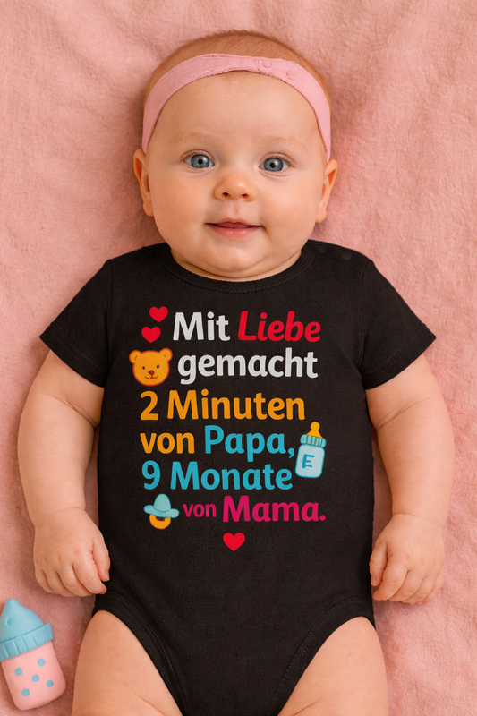 Babybody „Mit Liebe, gemacht. 2 Minuten von Papa, 9 Monate von Mama.” – Süßer Strampler aus 100% Baumwolle