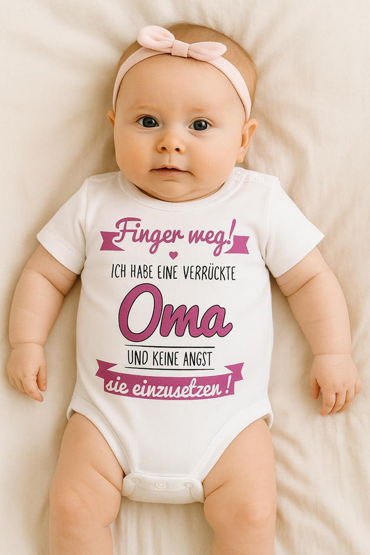 Babybody „Verrückte Oma“ | Finger weg! Lustiger Spruch | Geschenk für Oma & Baby | Süßer Strampler | 100% Baumwolle